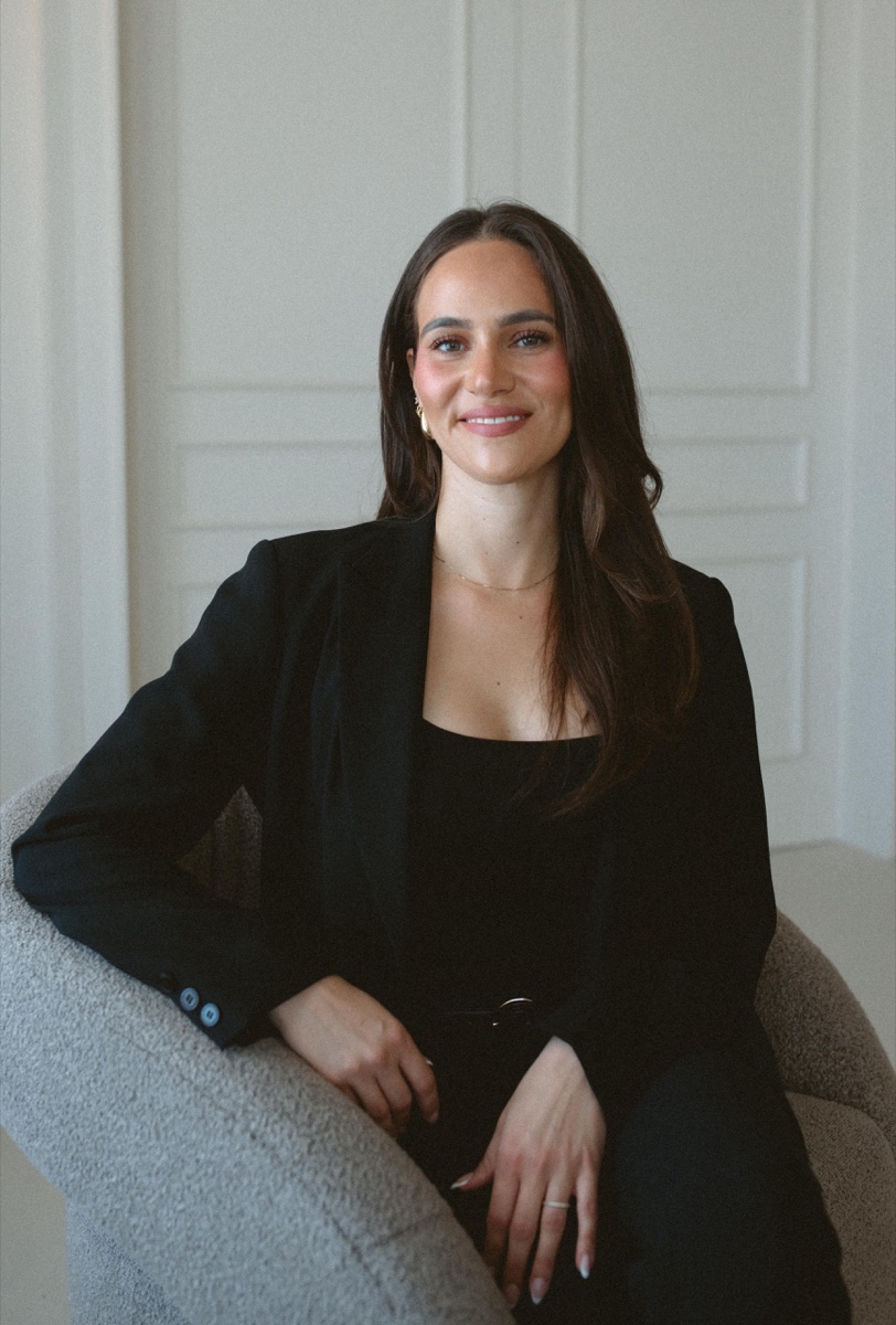 Daniella Simas Medeiros, Registered Psychotherapist (Qualifying), seated portrait in the Anchor & Bloom therapy office